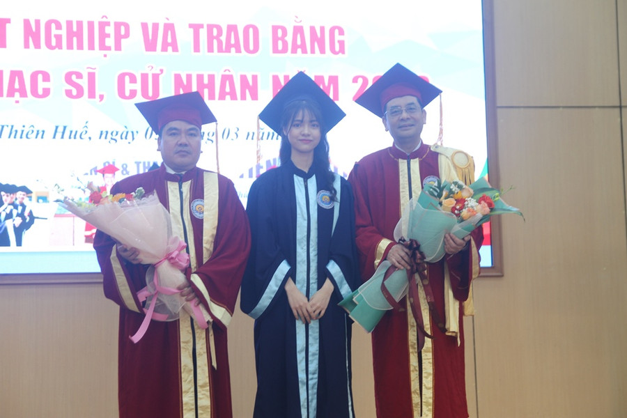 Sinh viên nhà trường tặng hoa chúc mừng Ban Giám hiệu cảm ơn các thầy cô đã giúp đỡ trong quãng đời học tập.