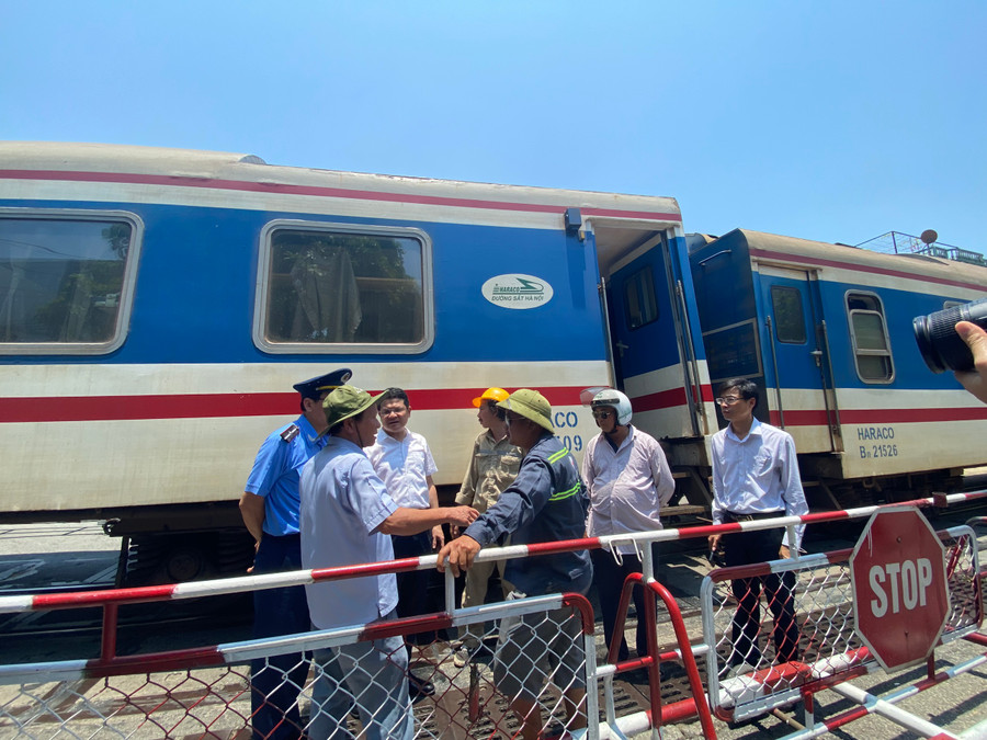 Lãnh đạo tỉnh đến hiện trường chỉ đạo xử lý (Ảnh: Hoàng Hải). Lãnh đạo tỉnh đến hiện trường chỉ đạo xử lý (Ảnh: Hoàng Hải).