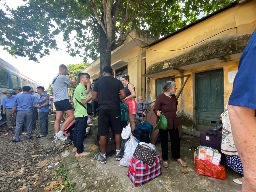 Các hành khách Tây và người dân, du khách Việt xuống tàu. Các hành khách Tây và người dân, du khách Việt xuống tàu.