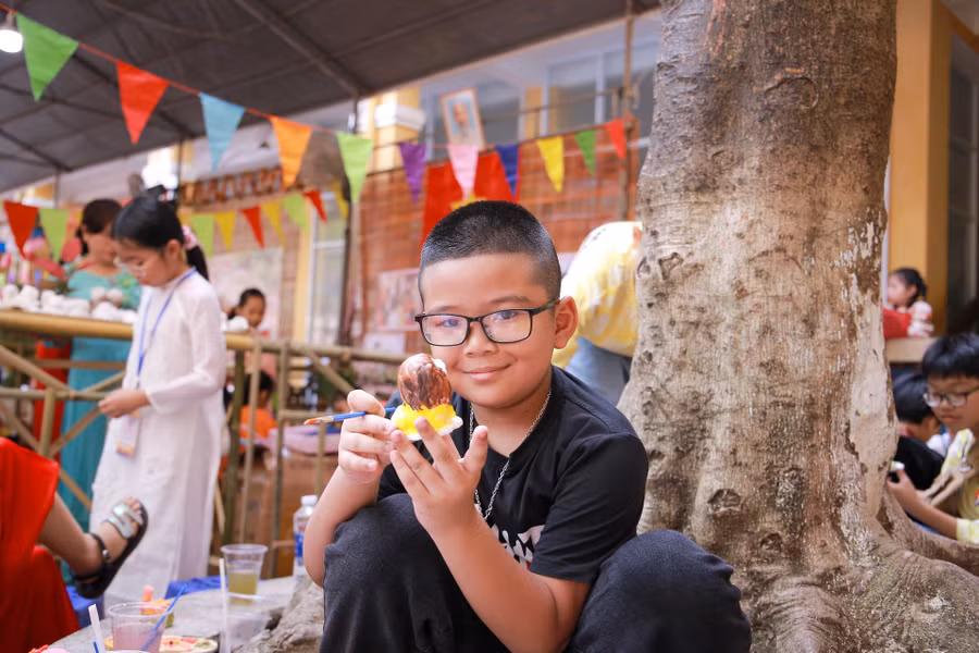 Các em học sinh thỏa sức đam mê sáng tạo với gian hàng tô tượng.