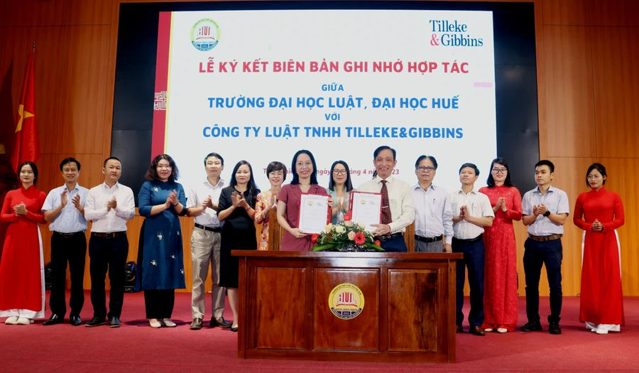 PGS.TS. Đoàn Đức Lương - Hiệu trưởng Trường ĐH Luật, ĐH Huế ký biên bản ghi nhớ hợp tác với Công ty Luật TNHH Tilleke & Gibbins (Ảnh: Đức Long).