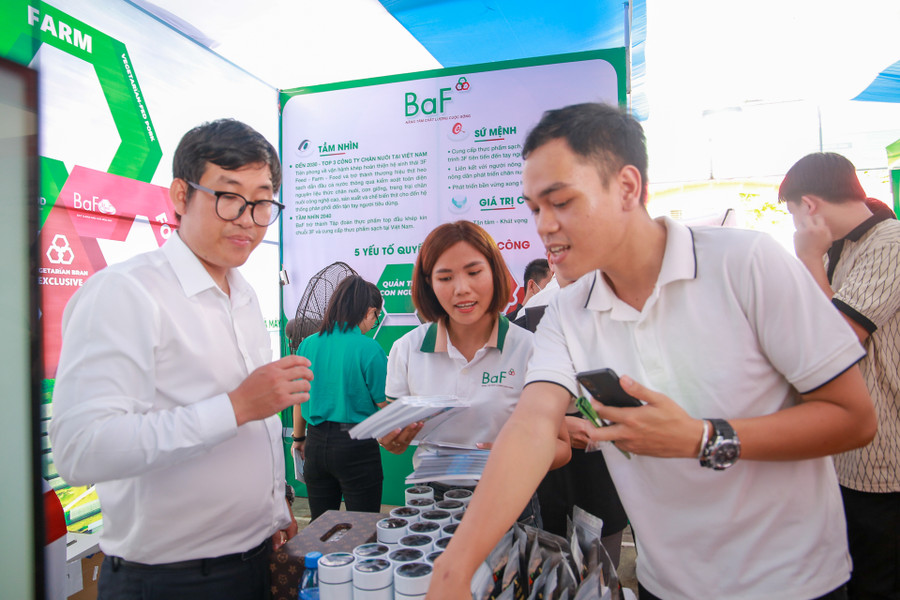 Sinh viên tìm hiểu cơ hội việc làm và trải nghiệm tại gian hàng của Công ty cổ phần nông nghiệp BAF Việt Nam. Sinh viên tìm hiểu cơ hội việc làm và trải nghiệm tại gian hàng của Công ty cổ phần nông nghiệp BAF Việt Nam.