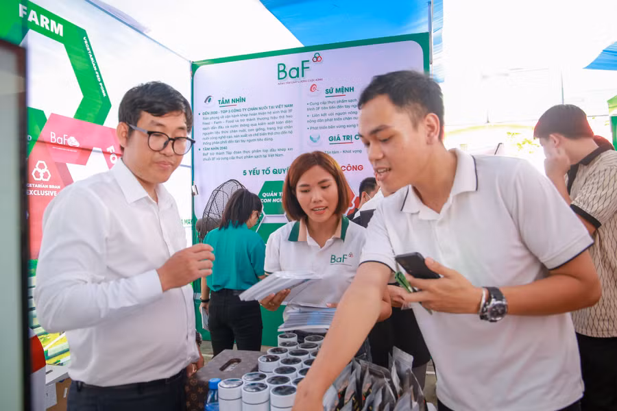 Sinh viên tìm hiểu cơ hội việc làm và trải nghiệm tại gian hàng của Công ty cổ phần nông nghiệp BAF Việt Nam.