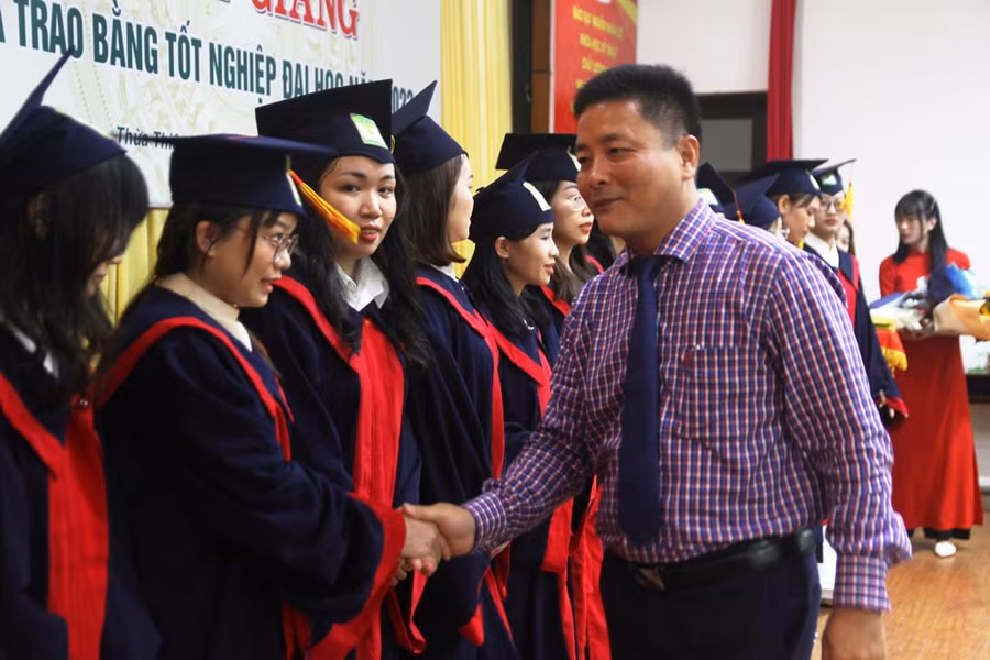 Ông Bùi Văn Lợi - Phó Giám đốc Đại học Huế bắt tay chúc mừng các SV xuất sắc của Trường Đại học Nông lâm, Đại học Huế.