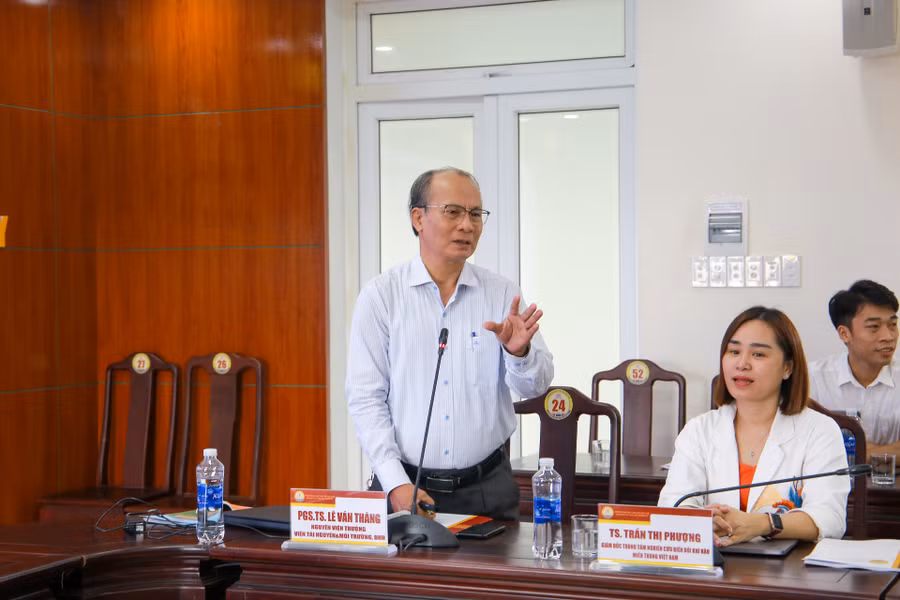 PGS.TS Lê Văn Thăng - Nguyên Viện trưởng Viện Tài nguyên & Môi trường, ĐH Huế trình bày tại hội nghị tham luận “Hợp tác quốc tế về ứng phó với biến đổi khí hậu và sự tham gia của Việt Nam”.