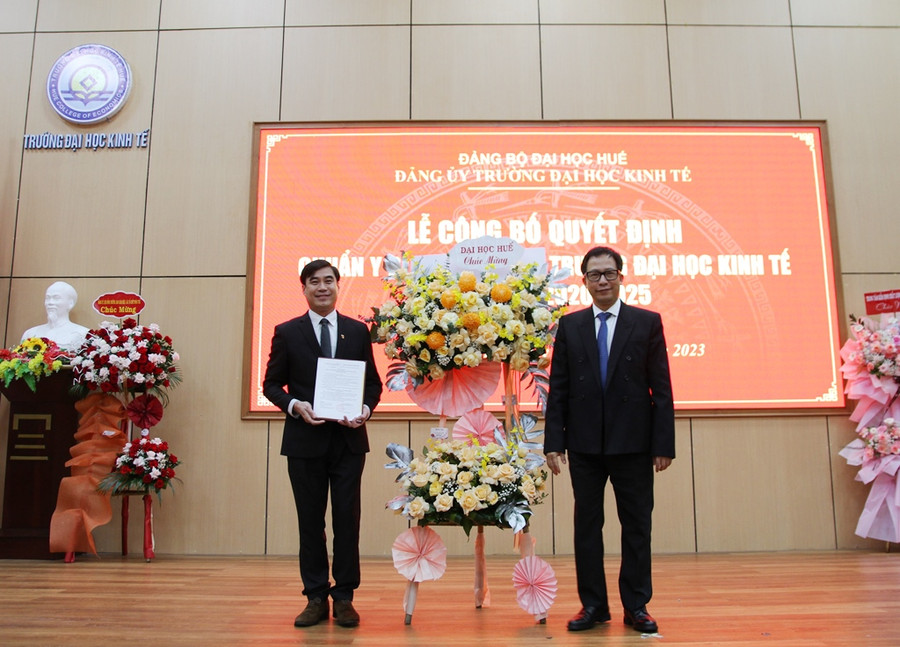 TS Phan Khoa Cương (trái) nhận Nghị quyết chuẩn y chức vụ Bí thư Đảng uỷ Trường ĐH Kinh tế, ĐH Huế nhiệm kỳ 2020 - 2025.