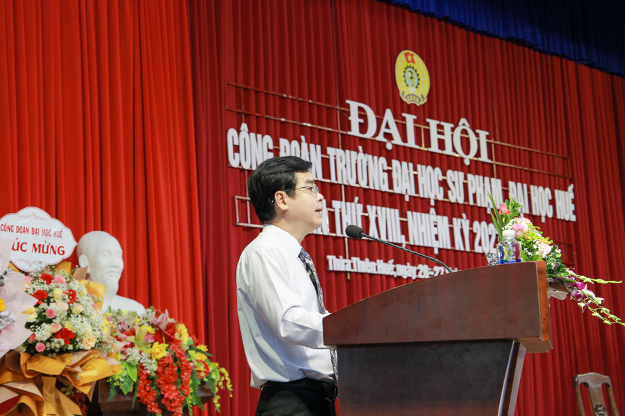 PGS.TS Nguyễn Thành Nhân - Chủ tịch Công đoàn Trường ĐH Sư phạm, ĐH Huế trình bày báo cáo tổng kết hoạt động Công đoàn nhiệm kỳ 2017 – 2023 và phương hướng hoạt động Công đoàn nhiệm kỳ 2023 - 2028.