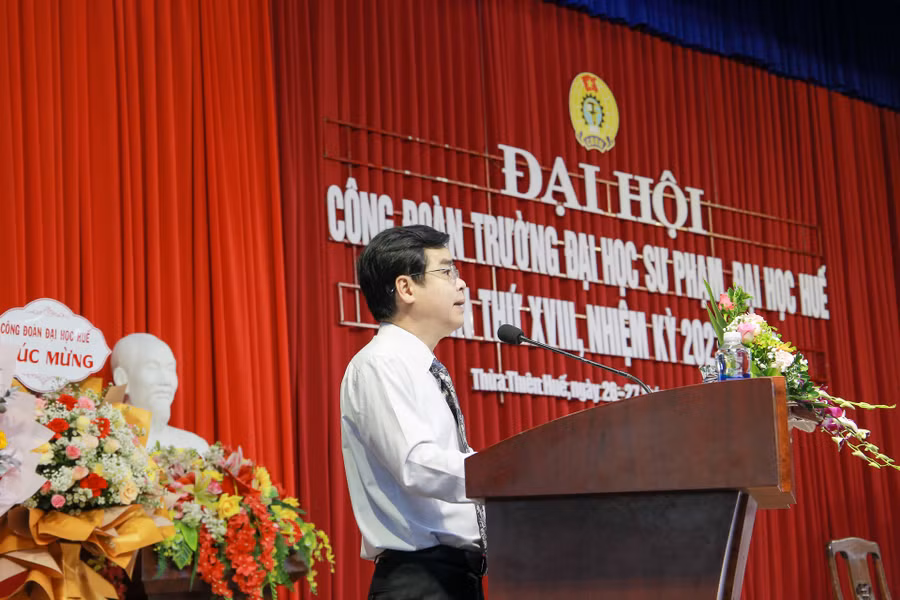 PGS.TS Nguyễn Thành Nhân - Chủ tịch Công đoàn Trường ĐH Sư phạm, ĐH Huế trình bày báo cáo tổng kết hoạt động Công đoàn nhiệm kỳ 2017 – 2023 và phương hướng hoạt động Công đoàn nhiệm kỳ 2023 - 2028.