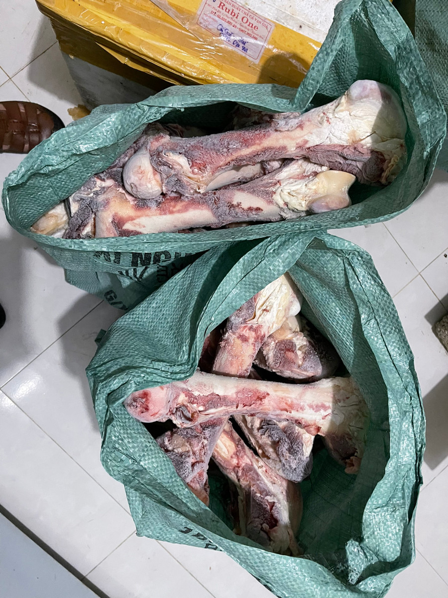 Số thịt này được bà Nhiên nhập cho các quán ăn, nhà hàng, dịch vụ đám cưới. (Ảnh: CACC) Số thịt này được bà Nhiên nhập cho các quán ăn, nhà hàng, dịch vụ đám cưới. (Ảnh: CACC)