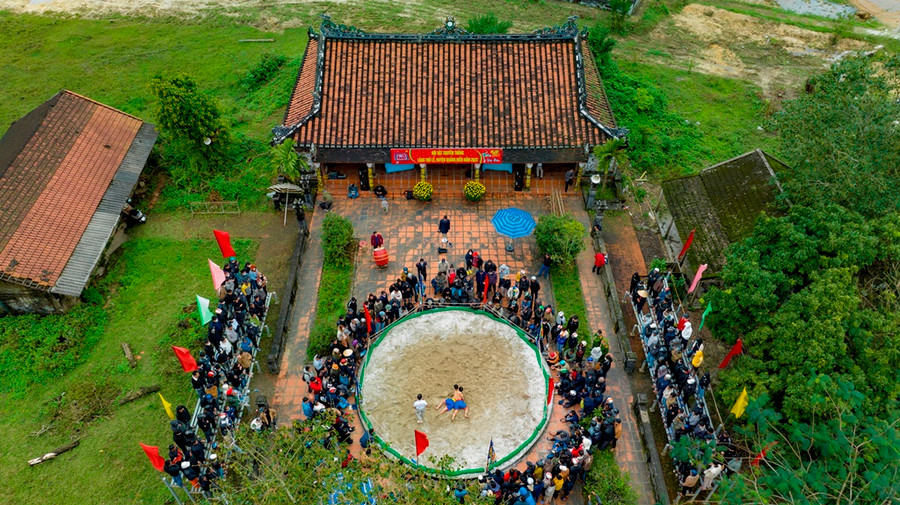 Hội vật truyền thống diễn ra trước sân đình Thủ Lễ - ngôi đình xưa được vua Nguyễn nhiều lần sắc phong, hiện đình làng này đã được công nhận di tích kiến trúc nghệ thuật cấp quốc gia. Hội vật truyền thống diễn ra trước sân đình Thủ Lễ - ngôi đình xưa được vua Nguyễn nhiều lần sắc phong, hiện đình làng này đã được công nhận di tích kiến trúc nghệ thuật cấp quốc gia.