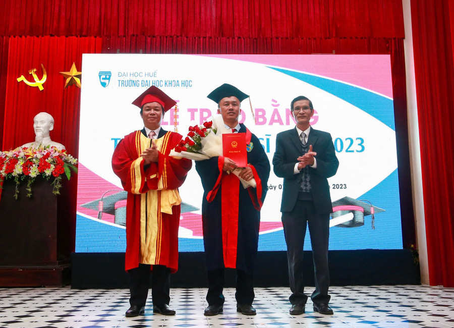 Đại diện lãnh đạo Trường trao bằng cho các tân thạc sĩ.