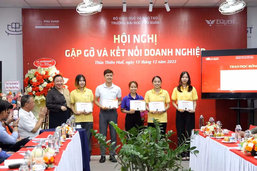 Các sinh viên Trường Đại học Phú Xuân (TP Huế) nhận học bổng khuyến khích học tập từ các doanh nghiệp. (Ảnh: Đại Dương)