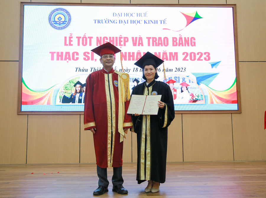 PGS.TS Trần Văn Hòa – Hiệu trưởng Trường ĐH Kinh tế, ĐH Huế trao bằng thạc sĩ cho học viên. PGS.TS Trần Văn Hòa – Hiệu trưởng Trường ĐH Kinh tế, ĐH Huế trao bằng thạc sĩ cho học viên.