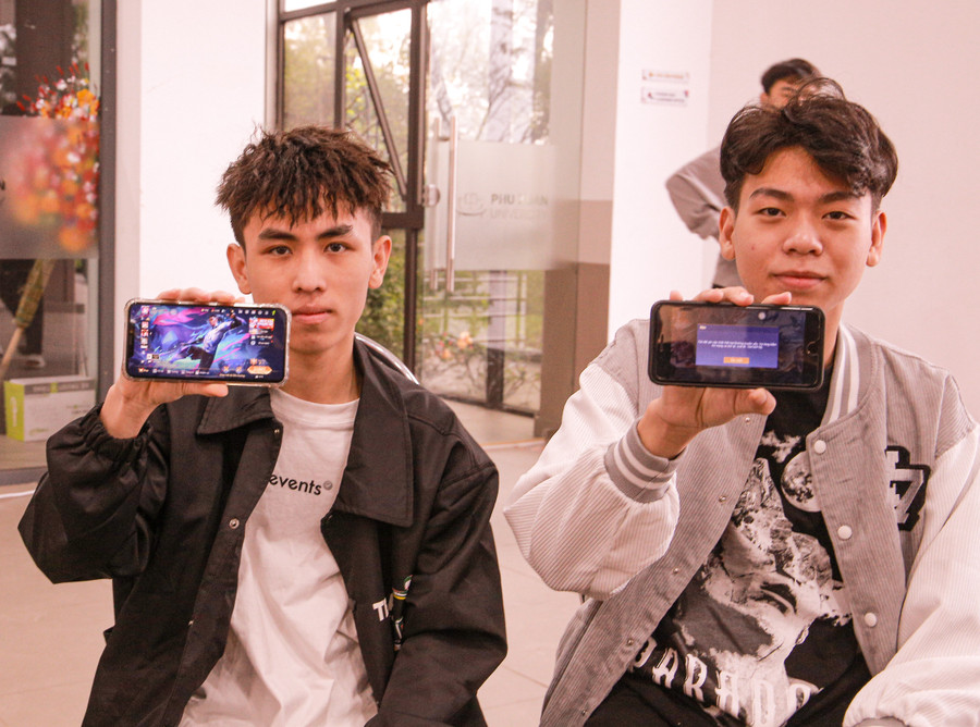 Đội chơi của Lê Quang Viên (phải), sinh viên Trường ĐH Duy Tân (TP Đà Nẵng) cố gắng đạt giải cao nhất cuộc thi.