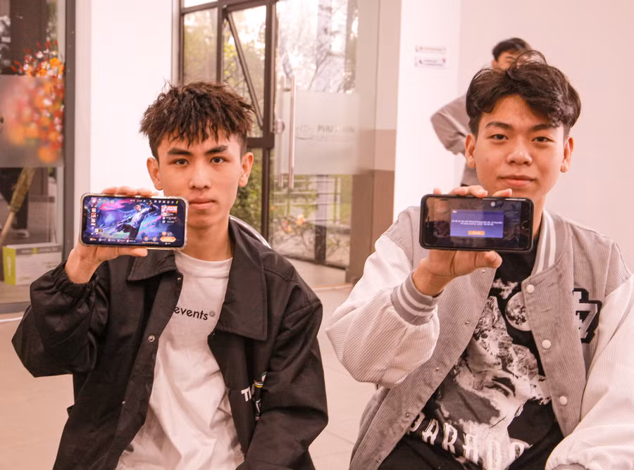 Đội chơi của Lê Quang Viên (phải), sinh viên Trường ĐH Duy Tân (TP Đà Nẵng) cố gắng đạt giải cao nhất cuộc thi. Đội chơi của Lê Quang Viên (phải), sinh viên Trường ĐH Duy Tân (TP Đà Nẵng) cố gắng đạt giải cao nhất cuộc thi.