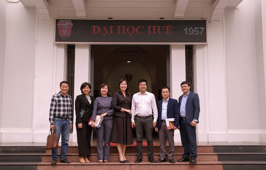 Đoàn làm việc chụp ảnh lưu niệm với Đại học Huế. (Ảnh: Hoàng Hải).