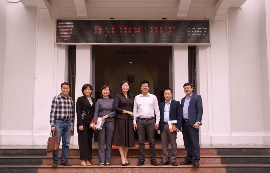 Đoàn làm việc chụp ảnh lưu niệm với Đại học Huế. (Ảnh: Hoàng Hải).