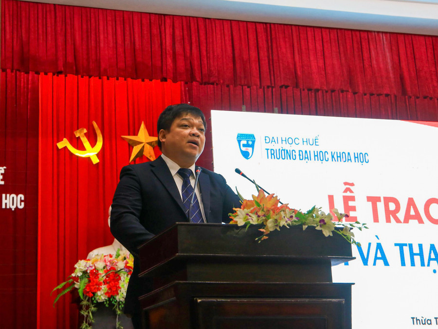 PGS.TS. Võ Thanh Tùng – Hiệu trưởng Trường ĐH Khoa học, ĐH Huế phát biểu tại buổi lễ.