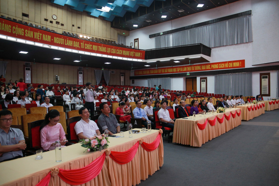 Các đại biểu, khách mời tham dự lễ khai giảng năm học mới. Các đại biểu, khách mời tham dự lễ khai giảng năm học mới.