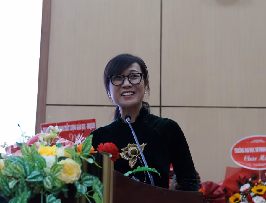 TS Tạ Thị Thu Hiền, Giám đốc Trung tâm Kiểm định chất lượng giáo dục – ĐH Quốc gia Hà Nội chúc mừng và đánh giá cao kết quả của Trường ĐH Kinh tế, ĐH Huế trong hoạt động bảo đảm, kiểm định chất lượng giáo dục.