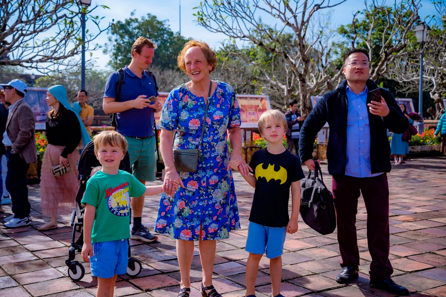 Các cháu bé nước ngoài thích thú trước cảnh vật chốn cung đình xưa tại Hoàng Thành Huế. Các cháu bé nước ngoài thích thú trước cảnh vật chốn cung đình xưa tại Hoàng Thành Huế.