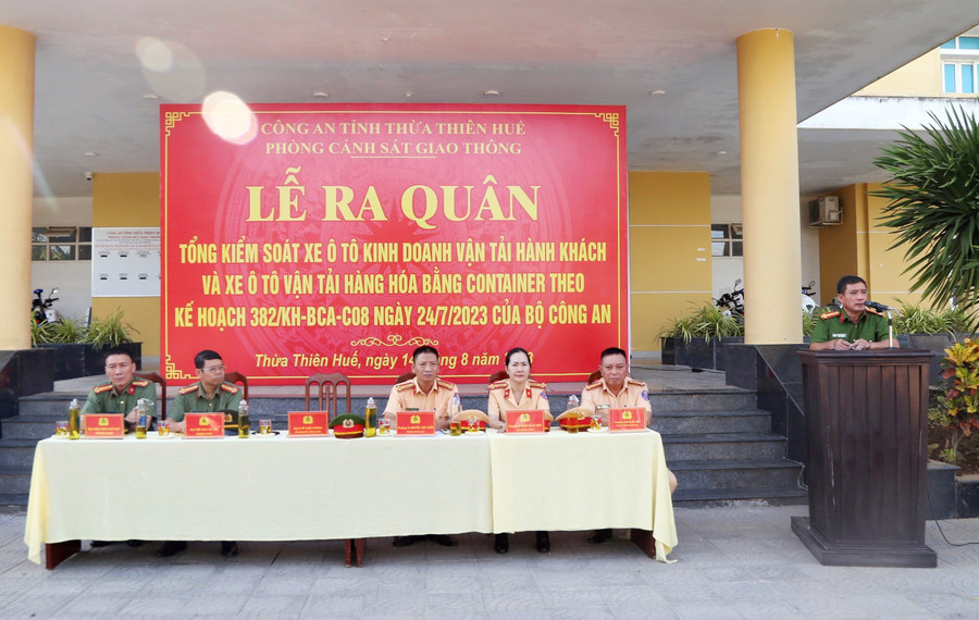 Đại tá Hồ Xuân Phương - Phó Giám đốc Công an tỉnh Thừa Thiên - Huế (đứng) phát biểu. (Ảnh: Việt Anh) Đại tá Hồ Xuân Phương - Phó Giám đốc Công an tỉnh Thừa Thiên - Huế (đứng) phát biểu. (Ảnh: Việt Anh)