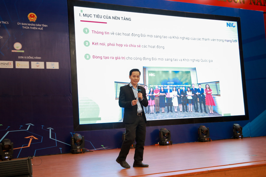 Ông Lê Nhật Quang - Giám đốc Trung tâm Khởi nghiệp đổi mới sáng tạo ĐH Quốc gia TP.HCM thuyết trình ra mắt Nền tảng kết nối các hoạt động chính thức của Mạng lưới tại diễn đàn. Ông Lê Nhật Quang - Giám đốc Trung tâm Khởi nghiệp đổi mới sáng tạo ĐH Quốc gia TP.HCM thuyết trình ra mắt Nền tảng kết nối các hoạt động chính thức của Mạng lưới tại diễn đàn.