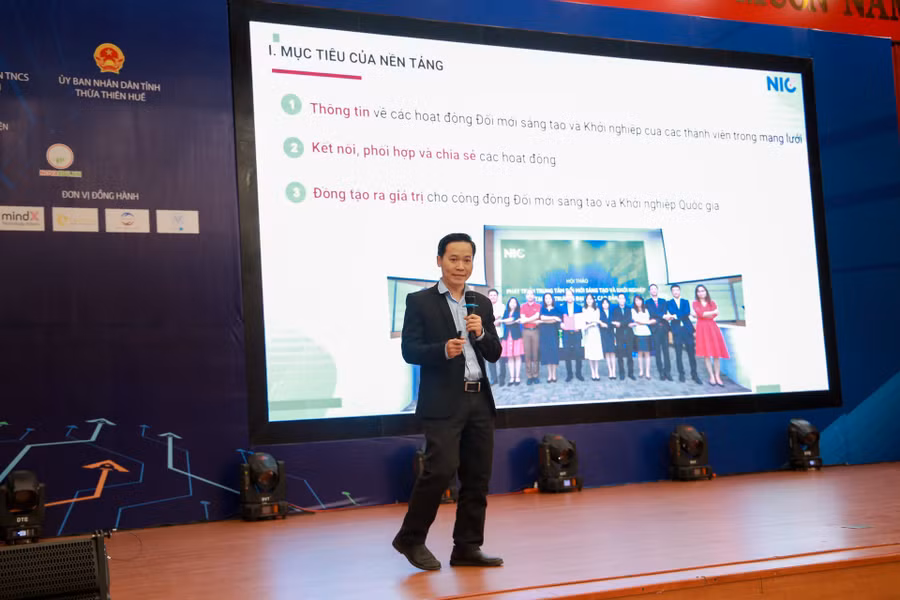 Ông Lê Nhật Quang - Giám đốc Trung tâm Khởi nghiệp đổi mới sáng tạo ĐH Quốc gia TP.HCM thuyết trình ra mắt Nền tảng kết nối các hoạt động chính thức của Mạng lưới tại diễn đàn.