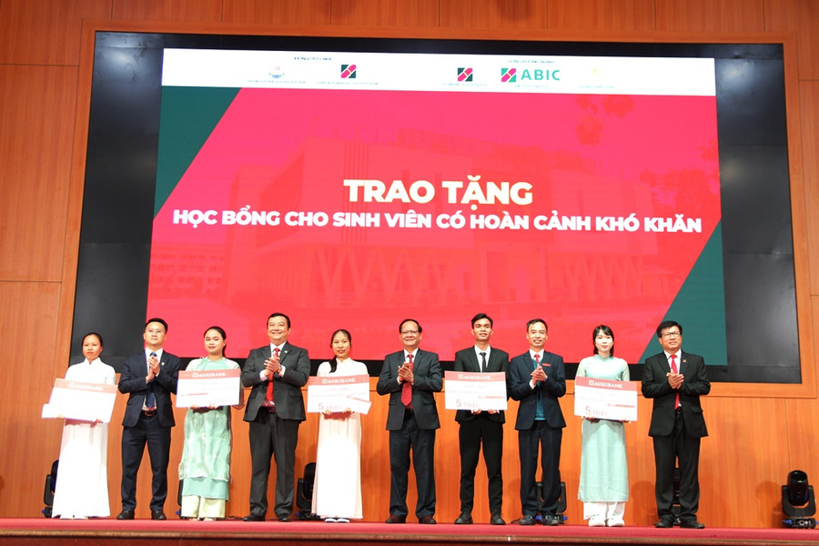 Tặng học bổng cho 5 sinh viên có hoàn cảnh khó khăn của nhà trường.