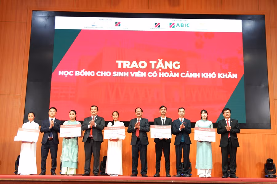 Tặng học bổng cho 5 sinh viên có hoàn cảnh khó khăn của nhà trường.