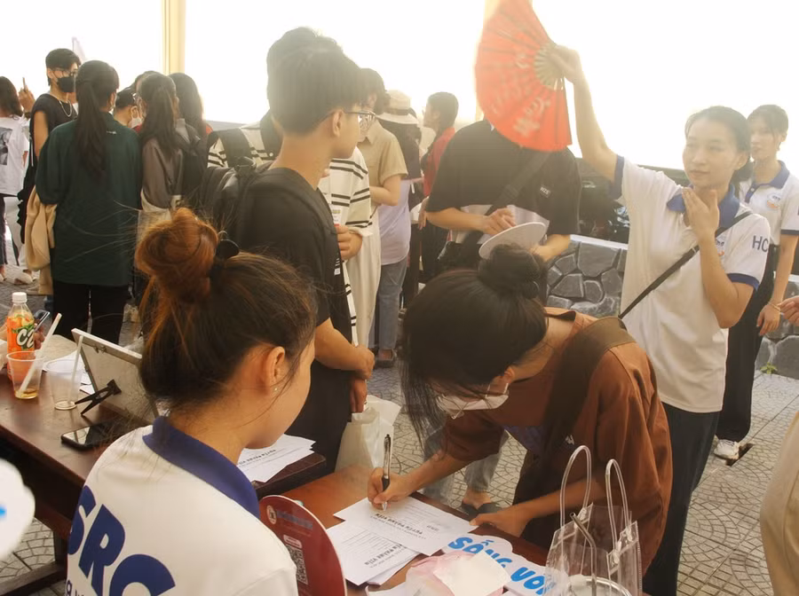 Các tình nguyện viên là SV các khóa trước quạt mát cho tân SV đăng ký vào các Câu lạc bộ sinh hoạt đội nhóm.