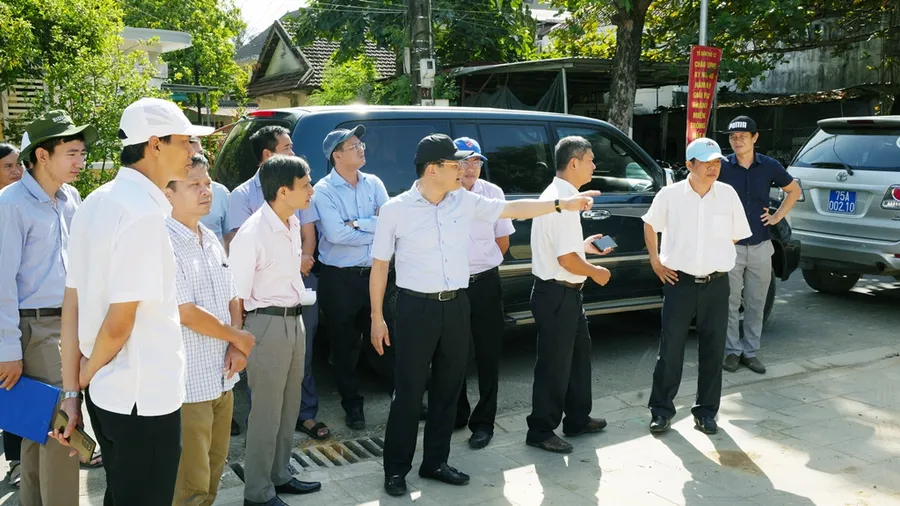 Ông Hoàng Hải Minh, Phó Chủ tịch UBND tỉnh Thừa Thiên - Huế (người chỉ tay) thị sát tại các công trình bị chậm tiến độ kéo dài trong ngày 16/8. (Ảnh: Ngọc Minh)