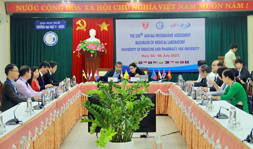 Hội đồng Đảm bảo chất lượng Mạng lưới các trường đại học Đông Nam Á làm việc với Trường đại học Y - Dược, Đại học Huế trong đợt đánh giá ngoài theo chuẩn AUN-QA (phiên bản 4.0) đối với chương trình Cử nhân Xét nghiệm Y học Hội đồng Đảm bảo chất lượng Mạng lưới các trường đại học Đông Nam Á làm việc với Trường đại học Y - Dược, Đại học Huế trong đợt đánh giá ngoài theo chuẩn AUN-QA (phiên bản 4.0) đối với chương trình Cử nhân Xét nghiệm Y học