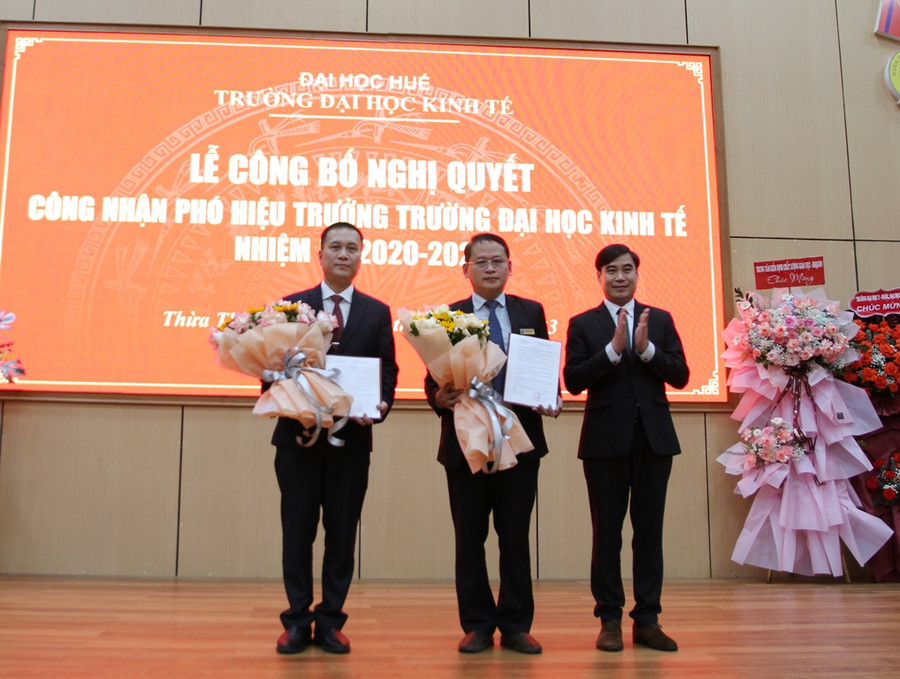 Trao quyết định cho 2 Tân Phó Hiệu trưởng Trường ĐH Kinh tế, ĐH Huế nhiệm kỳ 2020-2025 là PGS.TS Phan Thanh Hoàn (trái) và PGS.TS Bùi Đức Tính (giữa). (Ảnh: Đại Dương)