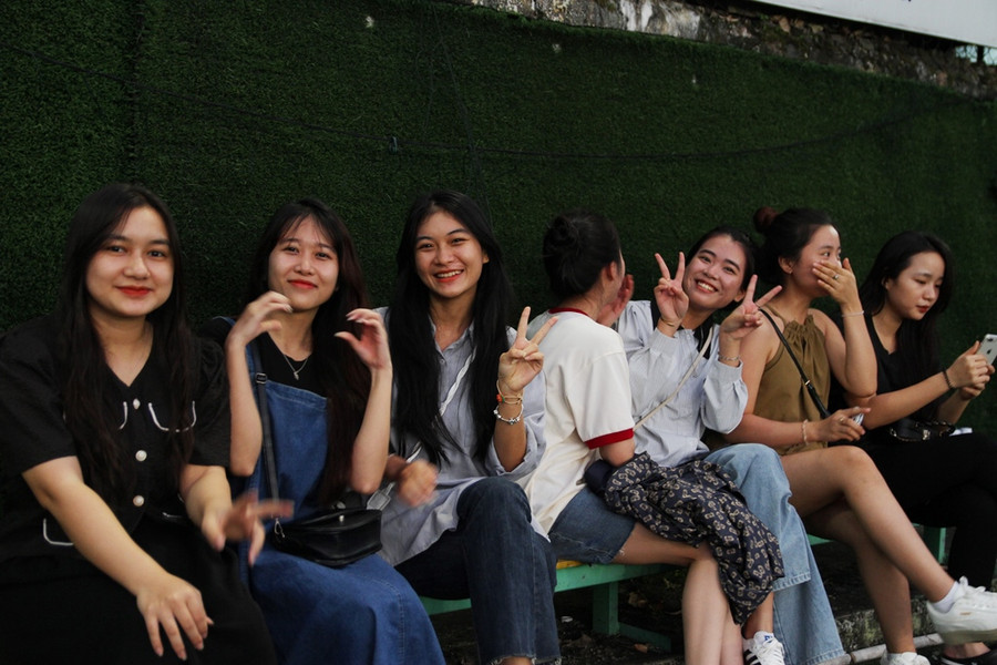 Các cổ động viên cổ vũ nhiệt tình cho 2 đội. Các cổ động viên cổ vũ nhiệt tình cho 2 đội.