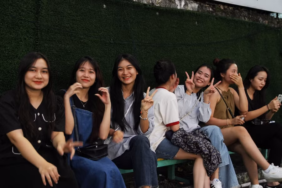 Các cổ động viên cổ vũ nhiệt tình cho 2 đội.