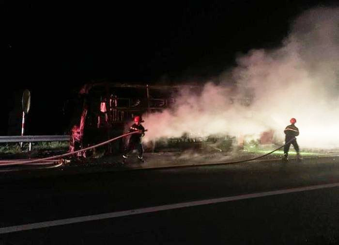 Cảnh sát PCCC&amp;CHCN Công an tỉnh Thừa Thiên - Huế đến hiện trường dập lửa.