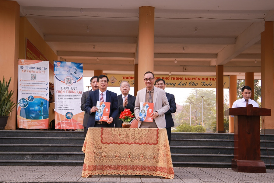 TS. Nguyễn Quang Lịch – Khoa trưởng Khoa Kỹ thuật và Công nghệ, Đại học Huế (hàng trước, bên phải) ký kết Biên bản ghi nhớ với thầy Nguyễn Văn Lộc – Hiệu trưởng Trường THPT Nguyễn Chí Thanh (hàng trước, bên trái). TS. Nguyễn Quang Lịch – Khoa trưởng Khoa Kỹ thuật và Công nghệ, Đại học Huế (hàng trước, bên phải) ký kết Biên bản ghi nhớ với thầy Nguyễn Văn Lộc – Hiệu trưởng Trường THPT Nguyễn Chí Thanh (hàng trước, bên trái).