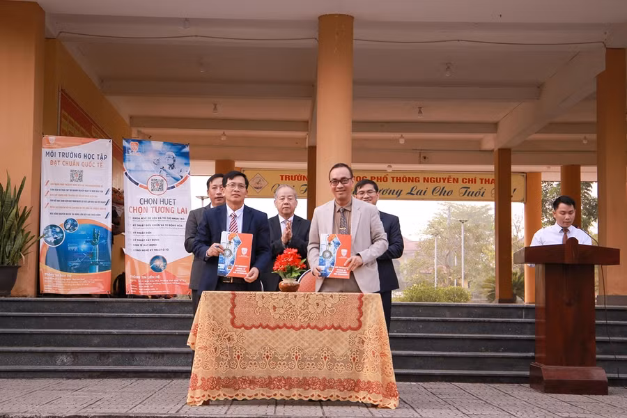 TS. Nguyễn Quang Lịch – Khoa trưởng Khoa Kỹ thuật và Công nghệ, Đại học Huế (hàng trước, bên phải) ký kết Biên bản ghi nhớ với thầy Nguyễn Văn Lộc – Hiệu trưởng Trường THPT Nguyễn Chí Thanh (hàng trước, bên trái).