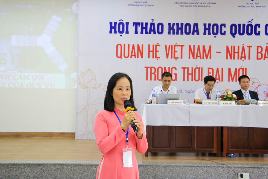 PGS.TS Bùi Thị Thảo, Khoa Lịch sử - Trường ĐH Sư phạm trao đổi tại Hội thảo một số vấn đề về mối quan hệ giữa Việt Nam và Nhật Bản trong thời đại mới.