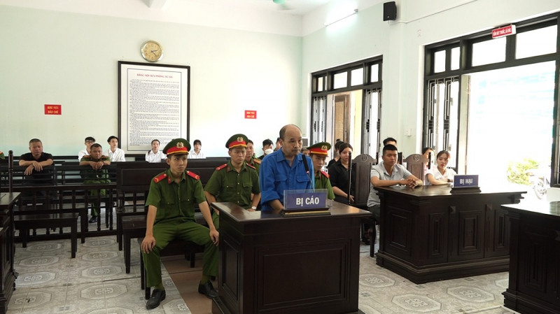 Bị cáo Đồng đã đâm 31 nhát vào người nạn nhân (Ảnh: C.Đ). Bị cáo Đồng đã đâm 31 nhát vào người nạn nhân (Ảnh: C.Đ).