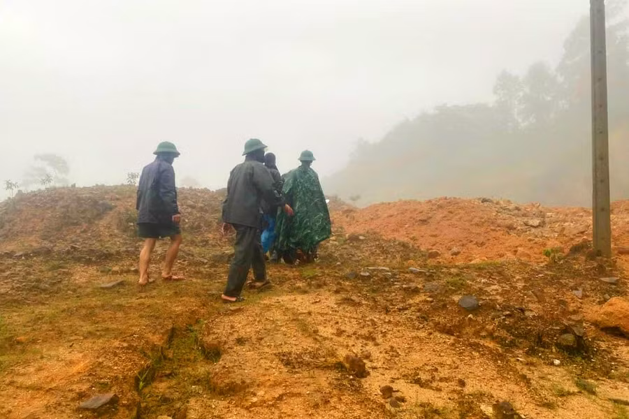 Các lực lượng chức năng huyện A Lưới lên tại hiện trường kiểm tra.