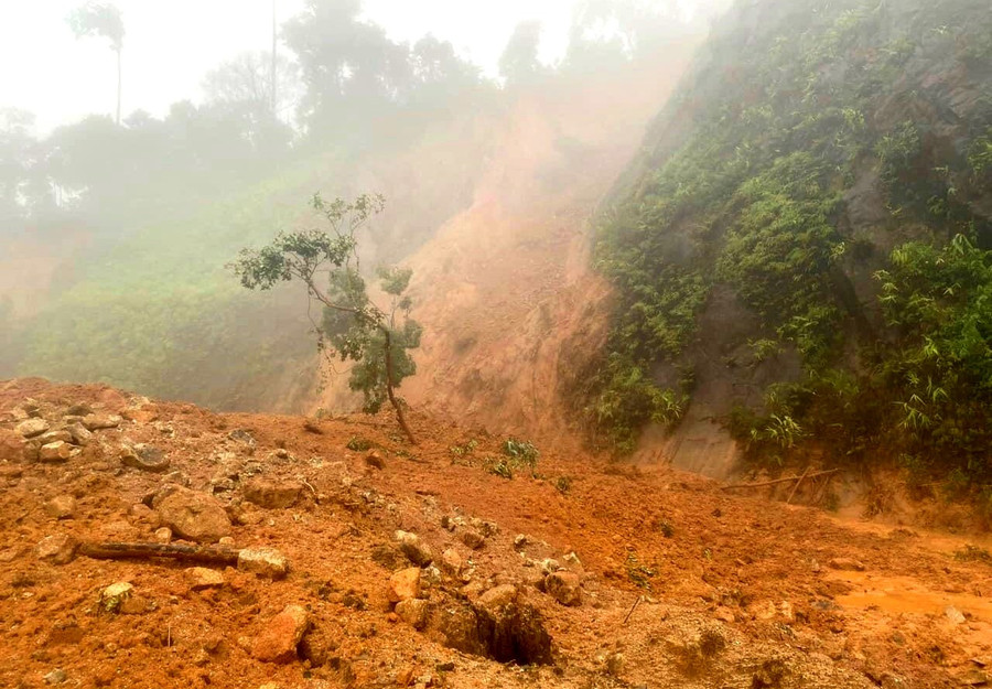 Hiện đoạn đường Hồ Chí Minh nối 2 tỉnh Thừa Thiên - Huế và Quảng Nam đang bị ách tắc do sạt lở nghiêm trọng. (Ảnh: UBND huyện A Lưới cung cấp)