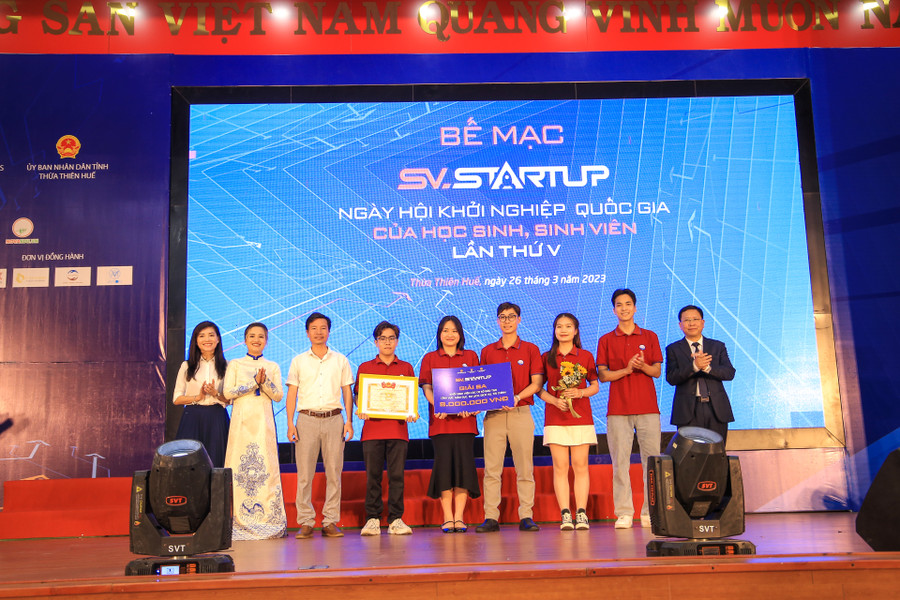 Trao giải ba cho dự án khối sinh viên các cơ sở đào tạo trong lĩnh vực: giáo dục, du lịch, dịch vụ, tài chính.