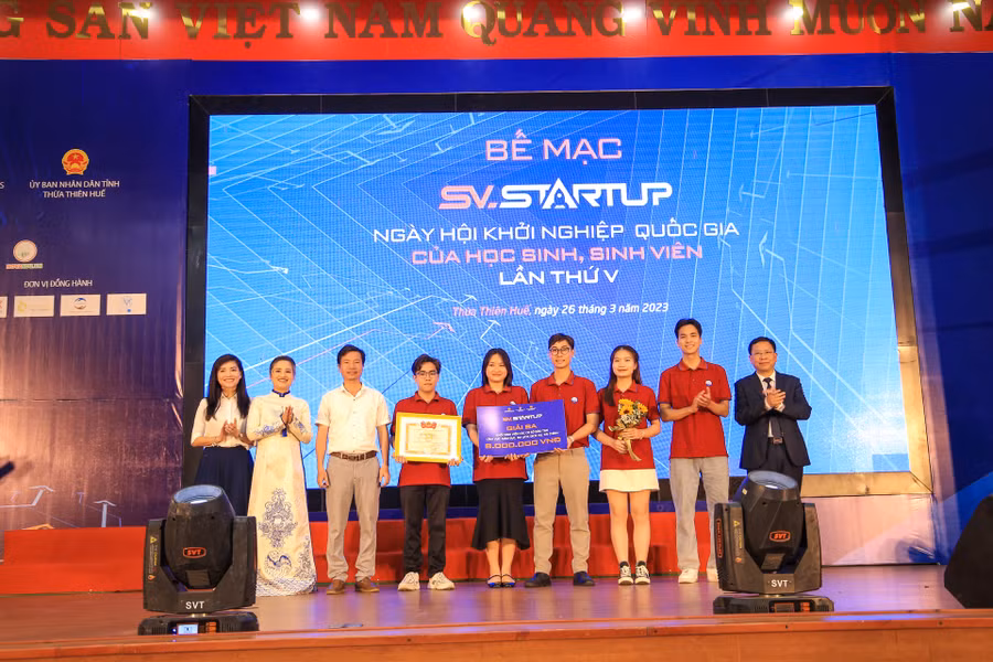 Trao giải ba cho dự án khối sinh viên các cơ sở đào tạo trong lĩnh vực: giáo dục, du lịch, dịch vụ, tài chính.