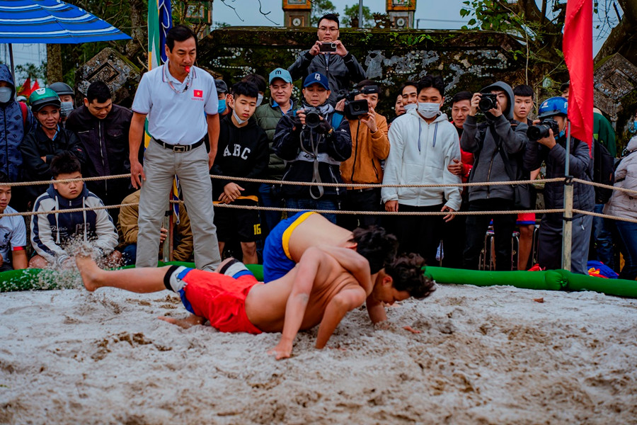 Đô vật quần xanh cố gắng ghì đối thủ để lưng chạm đất. Nguyên tắc thắng cuộc là vật đối thủ “lấm lưng trắng bụng” (vật đối thủ chạm lưng xuống đất). Đô vật quần xanh cố gắng ghì đối thủ để lưng chạm đất. Nguyên tắc thắng cuộc là vật đối thủ “lấm lưng trắng bụng” (vật đối thủ chạm lưng xuống đất).