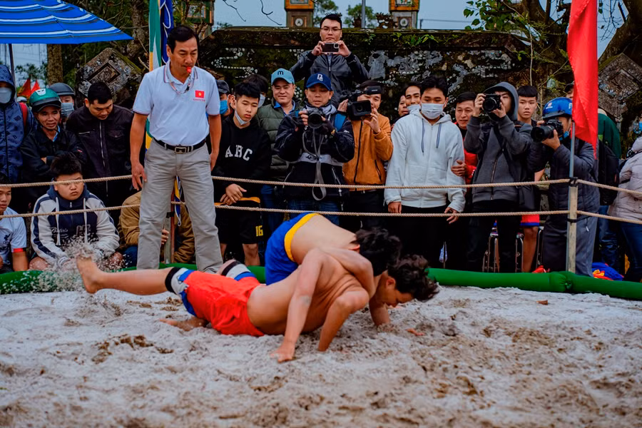 Đô vật quần xanh cố gắng ghì đối thủ để lưng chạm đất. Nguyên tắc thắng cuộc là vật đối thủ “lấm lưng trắng bụng” (vật đối thủ chạm lưng xuống đất).