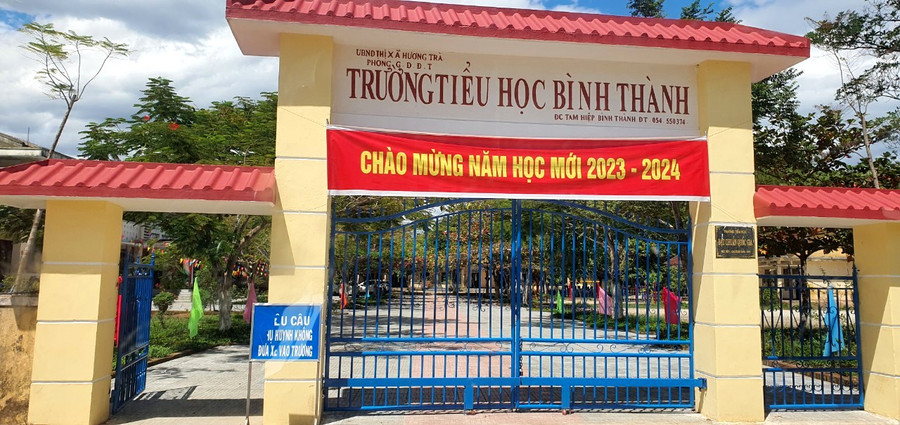 Chủ tịch 2 xã đều thừa nhận thiếu sót và cho hay thủ tục các bước lâu nên phải... làm trước trong hè để kịp cho học sinh vào học năm học mới (Ảnh: T.C)