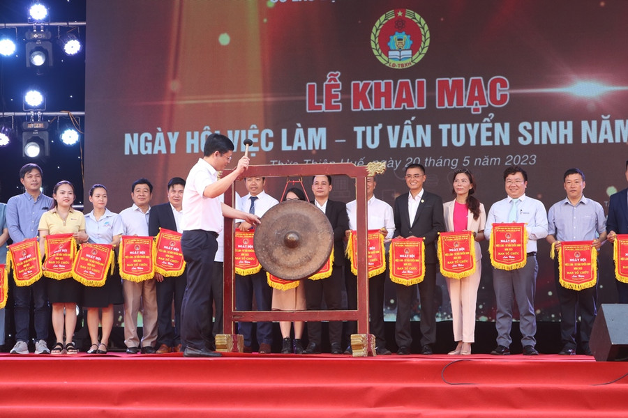 Ông Nguyễn Thanh Bình - Phó Chủ tịch UBND tỉnh Thừa Thiên - Huế đánh kẻng khai mạc Ngày hội. Ông Nguyễn Thanh Bình - Phó Chủ tịch UBND tỉnh Thừa Thiên - Huế đánh kẻng khai mạc Ngày hội.