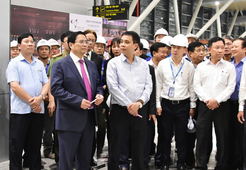 Thủ tướng kiểm tra tiến độ tại Nhà ga T2 - Cảng Hàng không quốc tế Phú Bài tại Thừa Thiên - Huế. Thủ tướng kiểm tra tiến độ tại Nhà ga T2 - Cảng Hàng không quốc tế Phú Bài tại Thừa Thiên - Huế.